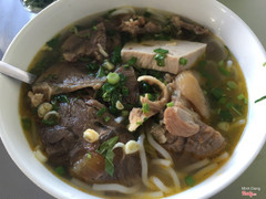 Bún bò đầy đủ