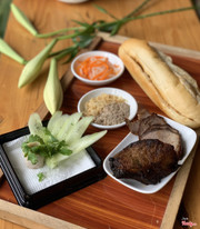 Bánh mì Việt Nam : nhân xá xíu - chả - pate- ruốc 