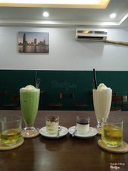 Lần đầu tiên đến đây, cảm giác khá là thích! Mình đi với bạn, chỉ có 2 người nhưng quán vẫn lên mở máy lạnh cho, bt mấy quán khác thì có đông khách họ mới mở,còn không là phải ngồi ở tầng trệt luôn. Về nước uống thì khá là ngon,hợp vị mình! Có bạn nhân viên nam dễ thương , dễ chịu lắm! Không gian quán rất thoải mái, thích hợp cho các bạn cần chỗ yên tĩnh học bài nè!! ☺️☺️ chắc chắn sẽ quay lại quán lần nữa!!!