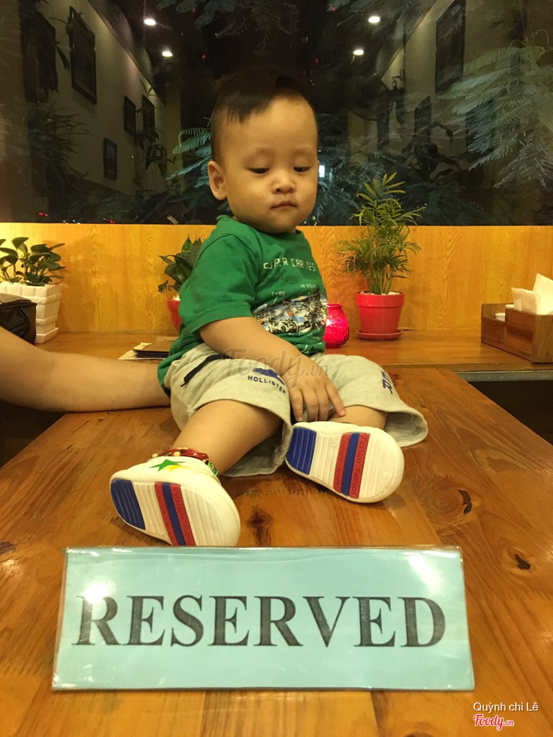 Bàn hot nhất cửa hàng thì phải hihi