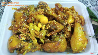 1 phần là 1 con gà ta ăn lúa thịt dai ngọt thơm, da giòn. Giá 350k/ phần. Đặt trước 1.5h 