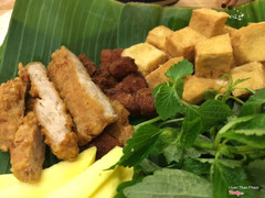 Chả cốm, nem chua rán, đậu, xoài, rau