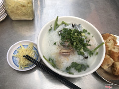 Cháo ngon, sáng sớm ai thích ăn cháo vừa bổ vừa ko quá đầy bụng thì cứ ghé đây nhé! Cháo lúc nào cũng nóng hổi, gừng xắt sợi được ướp qua rồi nên ko lo quá nồng.