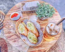 Bánh mỳ bơ tỏi + trà vải hạt chia