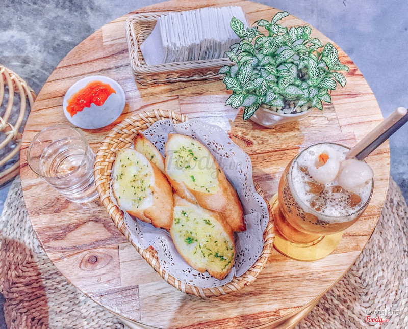 Bánh mỳ bơ tỏi + trà vải hạt chia