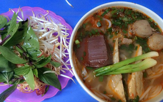 Bún Bò Huế 47 - Ngã Tư Sở - 59 Đường Láng