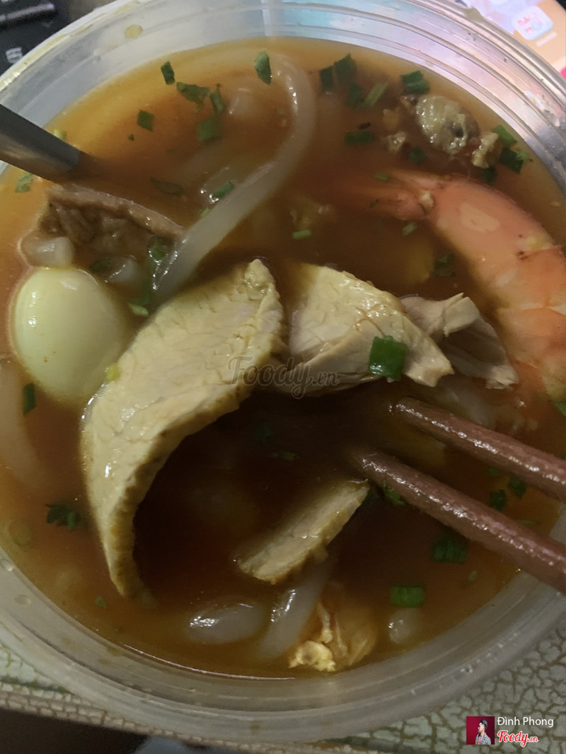 Nghĩ sao tô bánh canh giò xắt 2 lát thịt vậy mà đăng lên hình nguyên cái giò. Lừa đảo