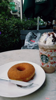 Chocolate Chip Frappuccino và Cinnamon Donut