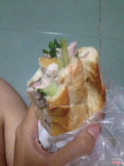 Bánh mỳ đầy ắp chả , thịt nguội - 15k/ổ , sốt và rau tỷ lệ quá ngon 