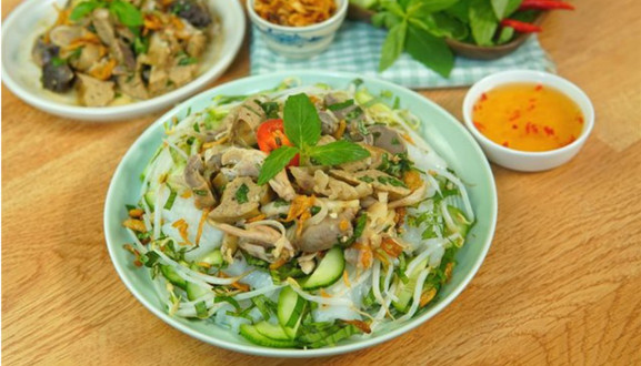 Cô Lai - Bánh Cuốn Nóng Lòng Gà