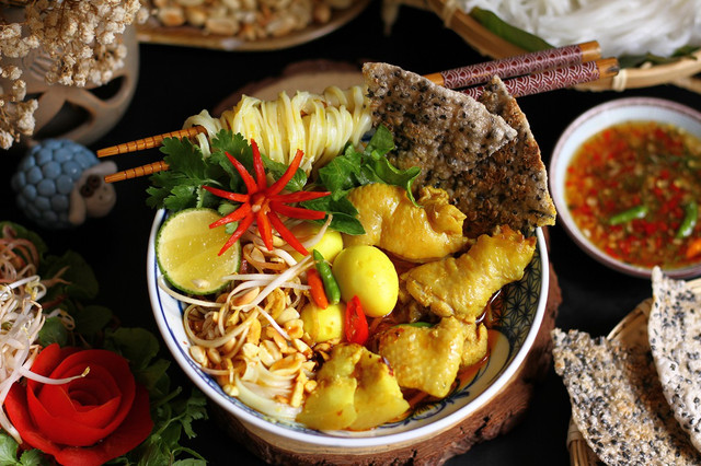 Bếp Thong Thả - Mì Quảng Trộn, Bánh Giò Topping & Bò Pía