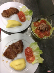 1 phan steak gia 170k -250gram. Minh thay ngon va gia re so voi mat bang o day va nhung tiem minh an.