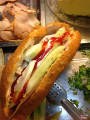 Nhận ship bánh mì 2c trở lên  - (Sáng từ 7h-11h tối)  -Bánh mì đầy đủ : 20k (pate, giò, chả, dăm bông, thịt mỡ, bơ, ruốc) -Bánh mì xúc xích đầy đủ : 30k -Bánh mì trứng xúc xích : 25k -Bánh mì pate xúc xích : 23k -Sữa đậu nành : 10k -cô ca, 7up : 10k Liên hệ : 0902299280