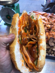 [Thử ngay đi món BÁNH MÌ PHÁ LẤU SIÊU NGON trước khi bụng ngày càng cồn cào hơn]