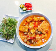 Bún cua, ốc, chả mọc