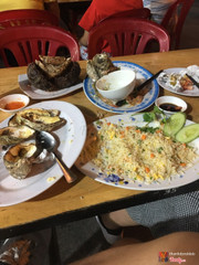 Đồ ăn không ngon . Cơm hải sản không đáng tiền . Hàu gọi nửa cân k bán . Có món tôm cũng bảo nửa cân mới bán trong khi mk đi 2 ng muốn gọi nhiều món . Thái độ k tốt !  . 