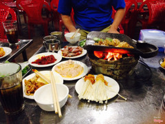 Đồ ăn bình thường, vào ăn mà không biết nên gọi gì ra, tới lúc ăn xong còn mấy miếng sườn nv nói phải ăn hết nếu không tính tiền. Nhắm mắt nhắm mũi cố ăn bằng hết, nói chung không quay lại nữa!