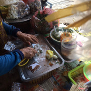 Đôi tay thoăn thoắt cuốn bánh cho khách