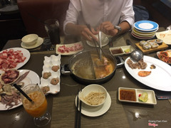 Rất hài lòng khi ăn tại đây. Nhân viên nhiệt tình, đồ ăn tươi ngon. Không gian đẹp tuy nhiên đi ăn đông người dễ thiếu bàn to phải ngồi thành dãy. 2 người ăn tối cả đồ uống hết tầm 300k/người. Nói chung hài lòng