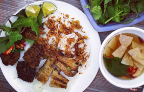 Món bánh cuốn ko nhân, ăn kèm chả nướng luôn tại chỗ, vừa ko ngấy những cũng k kém phần xôi thịt. Nước chấm chưa thực sự ngon, chả chắc do mỏng quá nên ko mềm lắm. Hành phi khá thơm. 30k/suất đầy đủ.