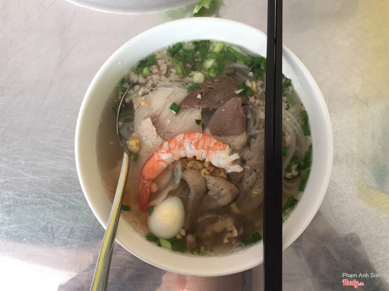 Hủ tiếu giá 30k/bát. Nước dùng vừa vặn, có điều bánh và nhân trong bát rất cứng. Ăn ở đây gọi là chấp nhận được, giá cả phải chăng chứ không ngon. 