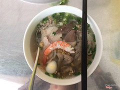 Hủ tiếu giá 30k/bát. Nước dùng vừa vặn, có điều bánh và nhân trong bát rất cứng. Ăn ở đây gọi là chấp nhận được, giá cả phải chăng chứ không ngon. 