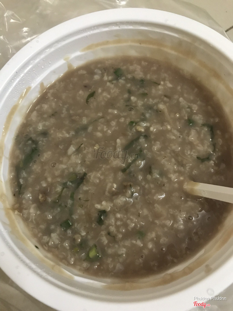 Đang ốm không ăn được gì nên đành gọi cháo. Đợi gần 1 tiếng đồng hồ để nhận được 1 bát cháo vịt nhìn không khác bát cháo lòng ( không có lòng ) là bao.không có 1 chút thịt vịt nào. Thiất vọng.