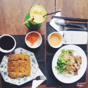 Bún trộn thịt nướng, bánh chưng rán, nước dứa ép