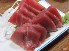 マグロ刺身 maguro sashimi mới về . tươi ngon lắm các bác các chị ơi 