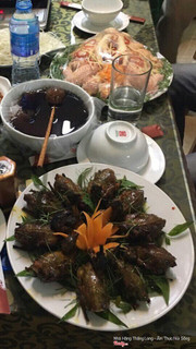 Với thực đơn đa dạng, phong phú là sự kết hợp hoàn hảo của gia vị thượng hạng, nguyên liệu tươi ngon và quan trọng là bàn tay người chế biến đã làm nên những món ăn tuyệt vời. Thực đơn lên đến 200 món