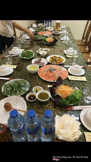 Với thực đơn đa dạng, phong phú là sự kết hợp hoàn hảo của gia vị thượng hạng, nguyên liệu tươi ngon và quan trọng là bàn tay người chế biến đã làm nên những món ăn tuyệt vời. Thực đơn lên đến 200 món