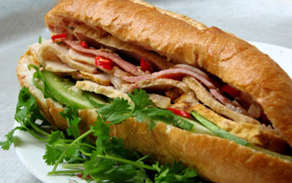 Bánh Mì Kẹp Chả Bò Sáu Mập