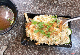 Lúc đầu bê ra hơi sock vì mình gọi cơm rang hải sản đặc biệt mà thấy lèo tèo chả cá. K thấy hải sản đâu :))