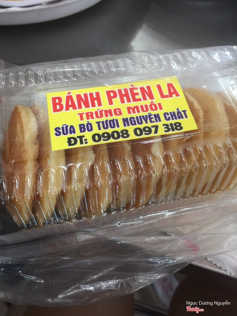 Bánh này được làm từ sữa tươi nhé. Bánh thơm, mà lại còn bông xốp, ăn rất thích. Cô chủ quán nhiệt tình với khách lắm. Nói chung là rất đáng thử