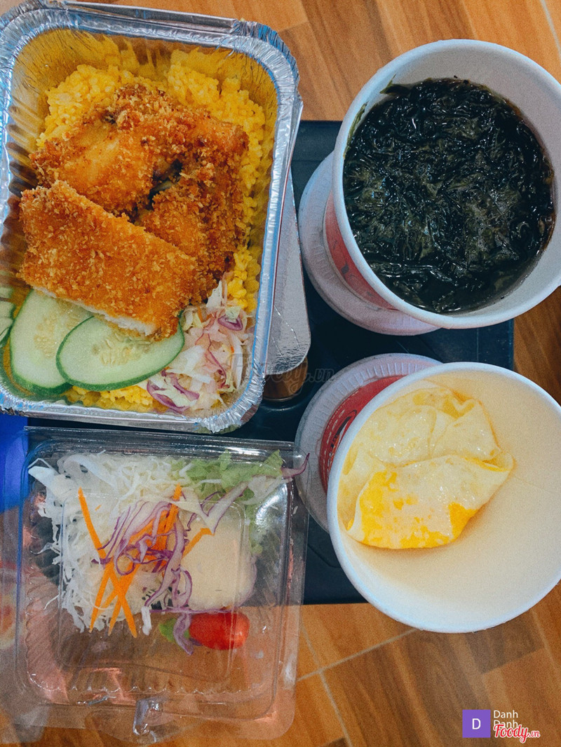 Combo cơm gà chiên + soup rong biển + salad + thêm trứng chiên