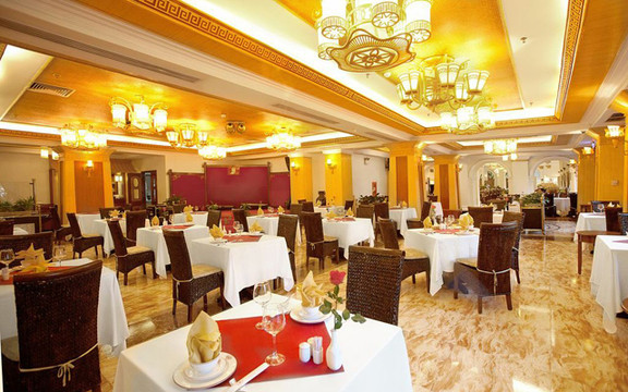 Cyclo Cafe - Majestic Hotel