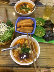 Quẩy 10k. Bánh bột lọc 39k. Nem cuốn 15k. Trà đá 5k