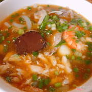 Sợi bánh canh vừa to vừa dai nhai thích thích. Nước dùng ngon mình húp hết cả nước. Gỏi cuốn thì mình thấy cũng bình thường, chắc do khẩu vị không hơn nên mình thấy nước chấm không ngon :( phục vụ nhanh, chỗ ngồi mát mẻ cả trong lẫn ngoài