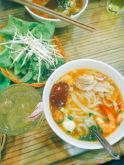 Bánh canh ghẹ Út Còi , quán thiết kế đậm chất mộc mạc,  giản dị,  từ bàn ghế cho tới đồ mặc của nhân viên,  đồ ăn ngon,  bánh canh sợi to,  nước sền sệt, giá hơi chát tý,  55k cho loại thường và 80k cho loại đặc biệt,  có nước nha đam 15k cũng ngon và mát 