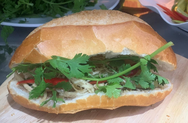 Tùng Vy - Bánh Mì Gà Xé - Phạm Ngũ Lão