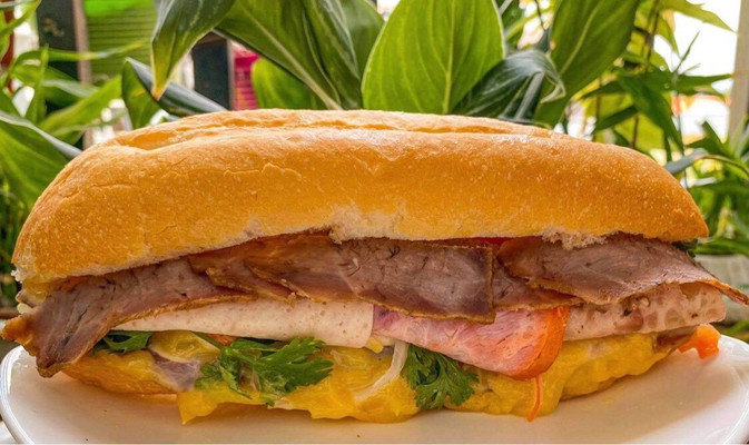 Bánh Mì Sài Gòn - Ba Chị Em