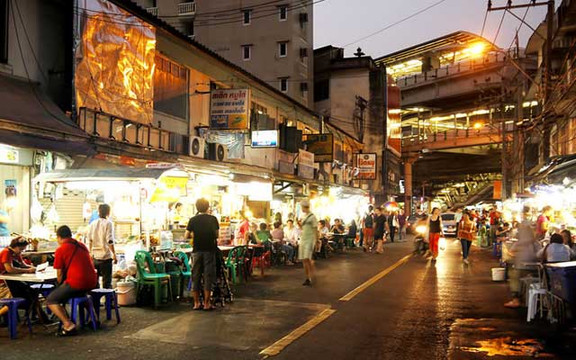 Food Court Sukhumvit Soi 38 - Night Food Market