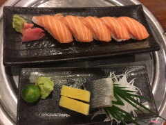 Sushi cá hồi + sashimi trứng cá trích ép