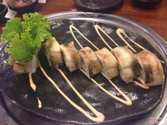 Sushi cuộn lươn. Lươn không được sốt đường như trong hình. Thịt mỏng, vị nhạt.