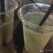 Trà đá như bị thiu 