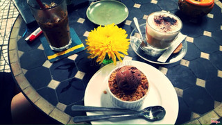 Apple crumble with chocolate ice cream