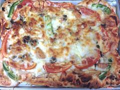 Pizza 85k-155k. Có 3 loại: bò, xúc xích, cá ngừ. Topping có sẵn: dứa, cà chua, 2 loại phô mai