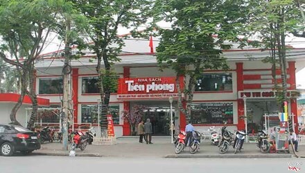 bên ngoài cửa hàng