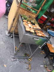 Ai thích ăn chuối nướng hấp chè đều có thể lại đây. Chuối nướng rất ngon. Nước cốt dừa cho rất nhiều ăn đã luôn. Hai thứ hoà quyện vào nhau thì xuất sắc hihi