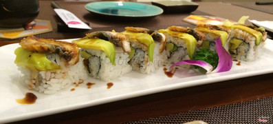 Sushi bơ và cá hồi